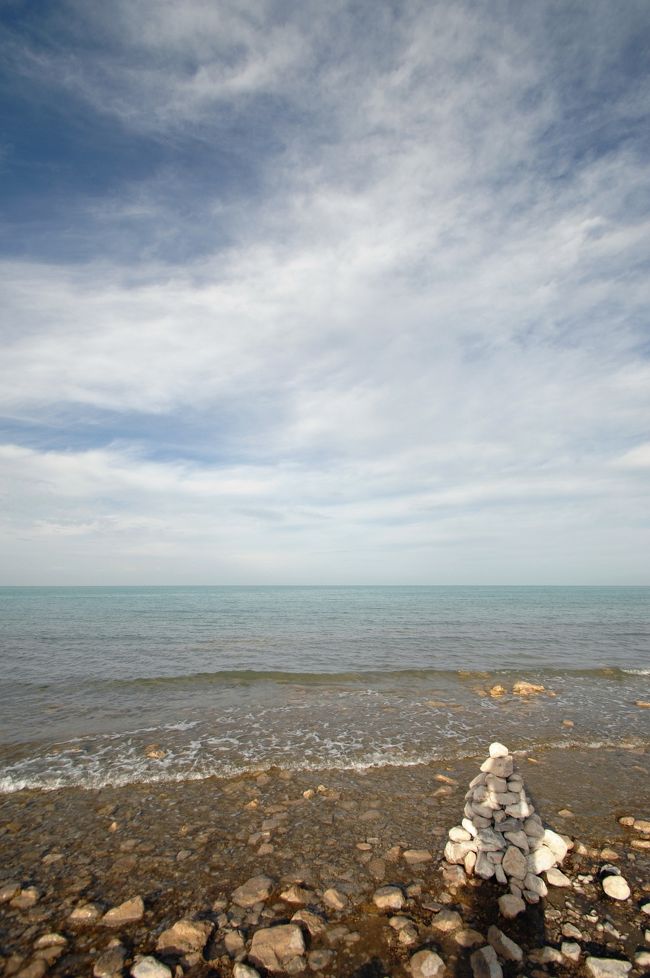 14日の続きです。<br /><br />さて、念願の青海湖に到着したこま達でしたが、先ずは宿泊地を確保した上で、ゆっくり散策することにしました。<br />(旦切大叔湖辺帳篷賓館:http://www.danqiedashu.com/)<br />深セン組とは宿泊場所を別にしたので、散策も別々になって仕舞いましたが…。運チャンの融通が利かず、ここと黒馬河天馬商務賓館とのたった14kmの行き来を敬遠されてしまったようです。(値切りすぎたか…)<br /><br />でも、3人でのんびり過ごせるのでラッキーかも〜♪