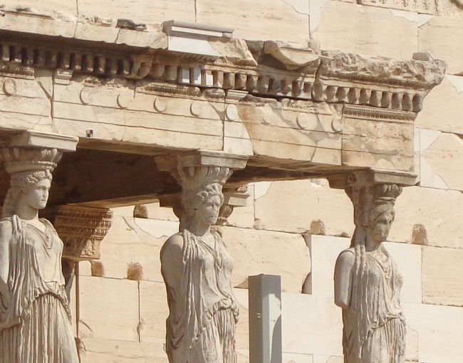 ギリシャ・メテオラへの1泊旅行のためアテネへ前後泊しました。<br />あまりゆっくりはできませんでしたが、パルテノン神殿を中心にアテネ観光へ。運よくパルテノン神殿無料デーにあたり、無料で見学できました♪<br /><br />パルテノン神殿は、世界がっかり遺産に入っているという噂を耳にしていたのであまり期待せずにいましたが･･･<br />たしかに、大きすぎなのと、世界中に似せた建物があるので目新しさはないのかも。ローマのフォロロマーノに行ったときも感じたのですが、かなり想像力を要する遺跡であるのは間違いないですね。新アクロポリス博物館は見ごたえがあって、楽しめます。遺跡観光後に見学したのですが、先に博物館で勉強してからのほうが、より楽しめる気がします。<br /><br />パルテノン神殿は近くで見るよりも、遠くでみたほうが感動するかもしれません。写真ではそのよさを上手に撮れなかったけれど、実際に見上げるとその大きさ・美しさに圧倒されました。アクロポリスの丘にたたずんでいる、ということがものすごい存在感です！<br /><br />食べ物もおいしい！なかでも、ギリシャヨーグルトは日本のと全然別物！ヨーグルトそのものが濃いので、ジャムなどを入れてしまうよりも、ハチミツとの組み合わせが、一番おいしかった。<br /><br />経済危機もあったり、ヨーロッパの中ではあまり治安がよくないといわれていたギリシャでしたが、旅行者も多いので、歩きやすい街でした。今度はもっとゆっくりして、島めぐりをしたいです。