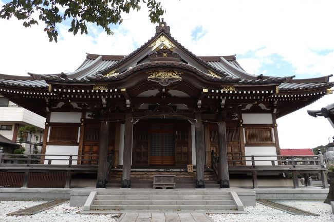 　藤沢市藤沢1にある妙善寺は日蓮宗のお寺で長藤山妙善寺という。鎌倉妙本寺の末寺である。もとは真言宗の真蔵院という寺であった。文永8年（1271年）に、日蓮聖人が佐渡島へ遠島の刑となり（本来は片瀬竜の口で死罪になるはずであったが、怪異が起こり兵が怖気づいたことから変更されたという竜ノ口法難の伝承がある。）、役人に引き立てられ越後へ向かう途中、休息した寺である。当時の住職・長藤法印は日蓮聖人に帰依し、その後、日蓮の弟子となり日聞の名を貰った。創建は日蓮宗に改宗した弘安3年（1280年）、開山は長藤日聞である。山号は長藤法印から付けた。本尊は日蓮聖人像で、長藤日聞が身延山に上って日蓮の像を安置したいと願ったところ、中老日法上人が一七日間勧持品という経を読んで彫刻したものと伝えられている。境内に建つ「由緒沿革略記」碑には九老僧（（日朗上人の高弟9人衆、朗門の九鳳））の日山上人が開山とされる寺伝を記載しているが、九老僧に日山上人の名はない。また、碑によれば、古は大本山池上本門寺貫主猊下の御退隠の寺であったとされる。<br />　本陣を務めた蒔田家の墓がある。<br />　「伝教大師（最澄）御真作」とある正宗稲荷大明神を祀っている。この名は鎌倉三郎正宗入道に因み、文永8年（1271年）に日蓮聖人が名付けたものである。<br />（表紙写真は妙善寺本堂）