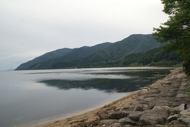 夏の18切符、5回分の5回目は、琵琶湖北部を日帰りしました。<br />湖西線で北陸に向かうときに通る場所なのですが、自然が残る緑が濃い場所。個人的には、避暑地のイメージがあります。<br />サンダーバードに乗車しているときに見える、JR永原駅界隈からの琵琶湖。その奥琵琶湖を目指して少しだけ散策してみました。<br /><br /><br />以前の滋賀・長浜市内旅行記<br /><br />関西散歩記～2011 滋賀・長浜市内編～<br />http://4travel.jp/travelogue/10613300