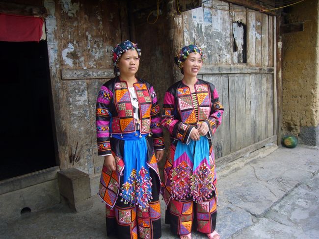 ベトナム北部の中国国境近くのハザン省で少数民族の村々を訪ねました。ハザン省は、雑誌「TRANSIT」に載っていて行ってみたいと思った、外国人が立ち寄るには許可証がいる特殊な地域です。それ故か、まだ伝統的は家屋、民族衣装、生活様式が残っています。彼らは貧しいけど、素朴なステキな村人たちでした。（写真は花ロロ族の女性）<br /><br />東南アジアを扱う日本の旅行会社でハザン省の旅程作成を依頼し、日本語ガイド（+ハザン省のローカルガイド）、車を手配し、5日間で回りました。<br /><br />2014年<br />9月20日　羽田→ハノイ空港から車でバックアン泊<br />9月21日　ローカルガイドと合流し、イェンミンへ　ボイ族、ヌン族の家庭訪　　　　問。白モン族の機織りの村を散策<br />9月22日　ルンフィンの猿の日の市場見学。ヤオ族の家庭訪問。ドンヴァン　　　　　へ　中国国境を立ち寄り、赤ロロ族の家庭訪問。<br />9月23日　花ロロ族、白モン族の村、タイ族の村訪問。バックアンへ<br />9月24日　細いズボンのザオ族の家庭訪問。ハノイ空港へ　→ヤンゴン　　　　　　（ミャンマー編に続く）