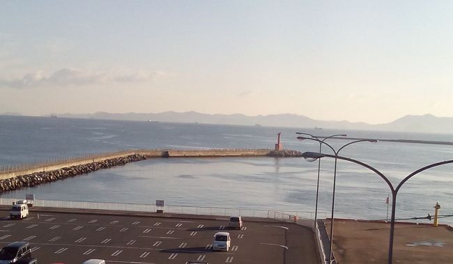 「函館深夜市内観光と津軽海峡フェリー・ブルマー(ブルーマーメイド)航海記」に続いて、青森港下船後、青森市内に向かい、新幹線乗車までの1時間、朝の青森市内です。青森港の施設はなかなか立派、港から駅までの移動手段も実は充実、までは良かったのですが、青森駅前周辺は大変残念な状況。県庁所在地ながら地方都市にありがちな残念な街の風景がありました。