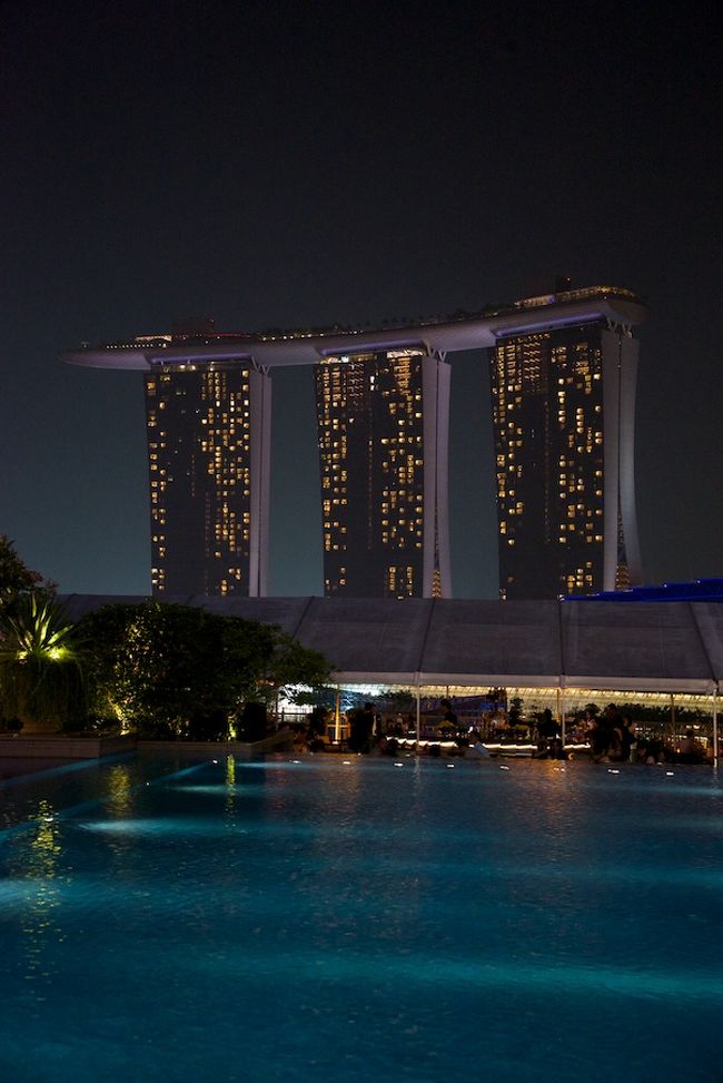 あの有名なマリーナ・ベイ・サンズの天空のプールへ入ってみたい！ということで，シンガポールへ行ってきました．現地3泊で往復機内で1泊ずつ．マリーナ・ベイ・サンズだけではなく，フラトンベイホテルにも宿泊しシンガポールの街歩きおよびグルメを楽しんできました．<br /><br />その3（シンガポール3,4日目）<br />3日目はマリーナ・ベイ・サンズをチェックアウト後シティホール周辺やオーチャードなどを散策．その後フラトンベイホテルへチェックイン．その後シンガポールフライヤーや夜景を観に再度散策．<br />4日目はゆっくりチェックアウト後，カトンなどを散策（ただし街歩きの写真なし）．その後SIN21:50発→HND5:45着 JL36便にて日本へ帰国．<br />観光コースは下記の通り．<br /><br />3日目：シティホール周辺→オーチャード→シティホール周辺→ホテルチェックイン 休憩後 ホテル→シンガポール・フライヤー→マーライオン・パーク<br /><br />その1：http://4travel.jp/travelogue/10939759<br />その2：http://4travel.jp/travelogue/10939760