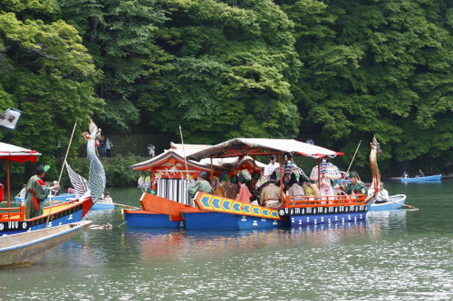 　桜や紅葉の季節以外にはなかなか足を向けない嵐山ですが、車折（くるまざき）神社の”三船祭”というのがあるのを見つけ、見物に行ってきました。