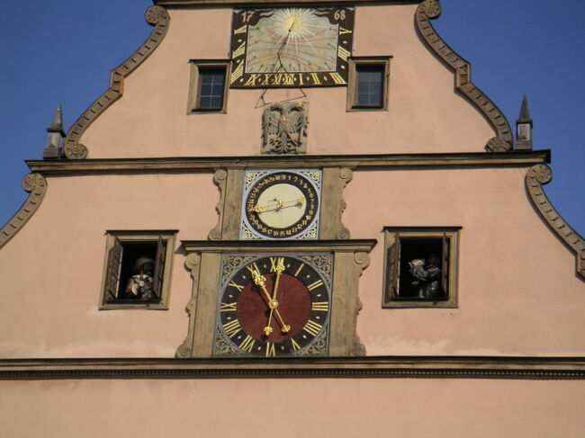 Romantische Strasseロマンチック街道、Schwaebische Alb Strasseシュヴェービッシュ・アルプ街道、Burgenstrasse古城街道の旅<br /><br />期間 :2012年05月15日(火)~05月29日(火)15日間の旅<br /><br />Sagen aus dem dreissigjaehrigen Krieg30年戦争にまつわる伝説:その1<br /><br />≪RothenburgローテンブルクのMeistertrunkマイスタートリンク“見事な一気飲み≫<br /><br /><br />ロマンチック街道のRothenburg ob der Tauberローテンブルク・オプ・デア・タウバーはCreglingen クレクリンゲンから20kmの距離になる。<br /><br /><br />写真は市参事会館の仕掛け;左に皇帝軍・旧教派ティリー将軍と、右に新教派の旧市長ヌッシュ