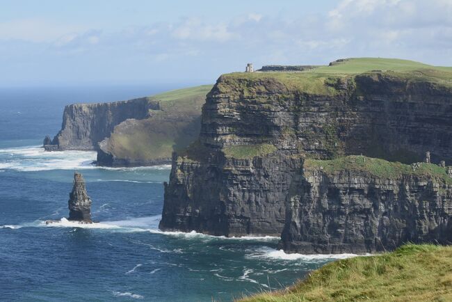 アイルランドの西部に太平洋に面した断崖が続いている。長さは8キロほど、高さは一番高いところで200メートルを超えている。モハーの断崖だ。アイルランド旅行、いや今夏のヨーロッパ旅行の目玉はこの断崖を見ることである。<br /><br />ゴールウェイに2泊し、ここを拠点としてバスやタクシーを利用してモハーの断崖に行く計画を立てた。ゆとりの計画は当たり、北や南に延びる歩道を歩いて、絶景を身近に楽しむことができた。最終日には晴天にも遭遇した。<br />