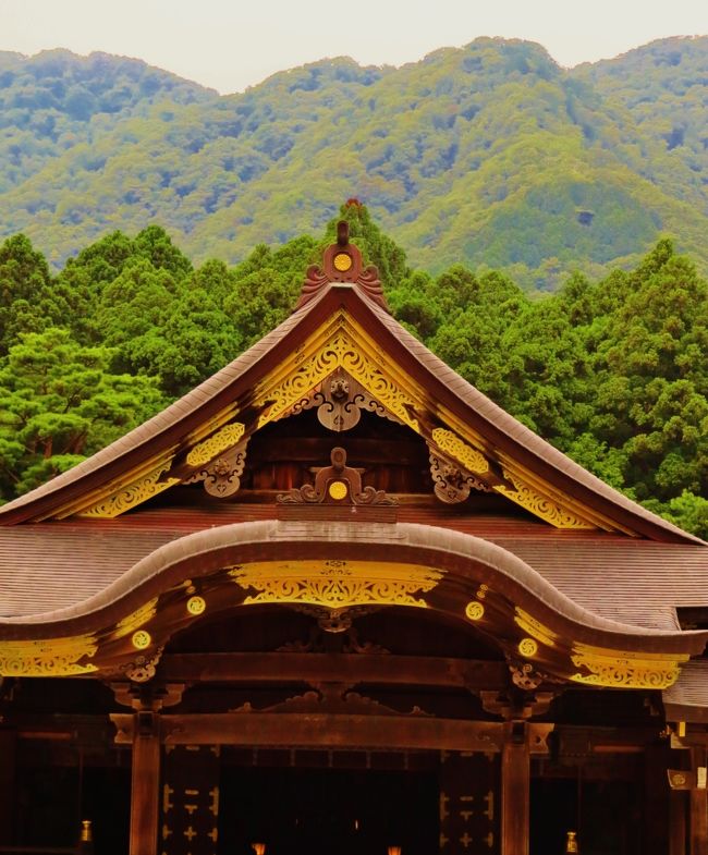 弥彌彦神社(いやひこじんじゃ、弥彦神社)は、新潟県西蒲原郡弥彦村にある神社。式内社(名神大社)、越後国一宮。旧社格は国幣中社で、現在は神社本庁の別表神社。正式には「いやひこ」だが、地名などが全て「やひこ」と読む関係で、一般には「やひこ」と呼ばれる。越後平野西部の弥彦山(標高634m)山麓に鎮座し、弥彦山を神体山として祀る神社である。『万葉集』にも歌われる古社であり、祭神の天香山命は越後国開拓の祖神として信仰されたほか、神武東征にも功績のあった神として武人からも崇敬された。天香山命 (あめのかごやまのみこと)「天香語山命」とも表記。地名から「伊夜日古大神(伊夜比古大神、伊夜彦大神)」などとも称される。 弥彦山頂にある御神廟(奥の宮)が神廟にあたるとされる。なお祭神に関しては、大屋彦命・大彦命とする説もある。 (フリー百科事典『ウィキペディア(Wikipedia)』より引用)弥彦神社については・・ http://www.yahiko-powerspot.com/powerspot_map/http://www.e-yahiko.com/contents/spot/data/jinja/index.htmlhttp://www.vill.yahiko.niigata.jp/kankou/main-kankou.html