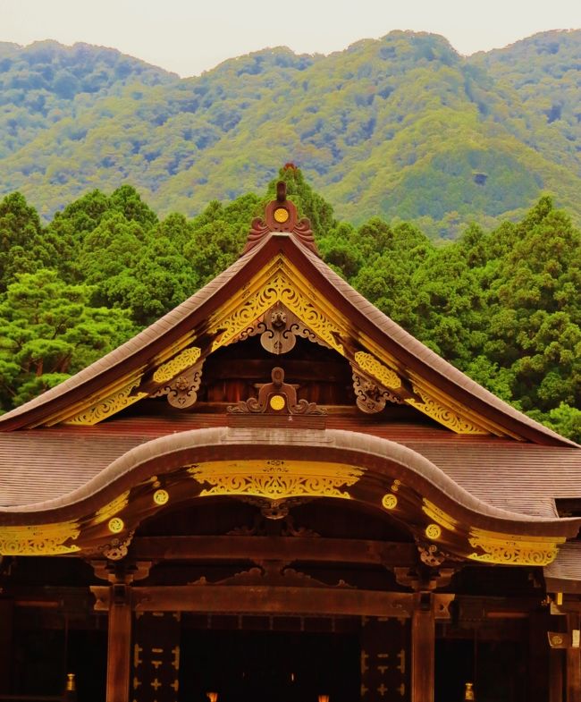 弥彌彦神社（いやひこじんじゃ、弥彦神社）は、新潟県西蒲原郡弥彦村にある神社。式内社（名神大社）、越後国一宮。旧社格は国幣中社で、現在は神社本庁の別表神社。正式には「いやひこ」だが、地名などが全て「やひこ」と読む関係で、一般には「やひこ」と呼ばれる。越後平野西部の弥彦山（標高634m）山麓に鎮座し、弥彦山を神体山として祀る神社である。『万葉集』にも歌われる古社であり、祭神の天香山命は越後国開拓の祖神として信仰されたほか、神武東征にも功績のあった神として武人からも崇敬された。天香山命 （あめのかごやまのみこと）「天香語山命」とも表記。地名から「伊夜日古大神（伊夜比古大神、伊夜彦大神）」などとも称される。　弥彦山頂にある御神廟（奥の宮）が神廟にあたるとされる。なお祭神に関しては、大屋彦命・大彦命とする説もある。　　　（フリー百科事典『ウィキペディア（Wikipedia）』より引用）弥彦神社については・・　http://www.yahiko-powerspot.com/powerspot_map/http://www.e-yahiko.com/contents/spot/data/jinja/index.htmlhttp://www.vill.yahiko.niigata.jp/kankou/main-kankou.html