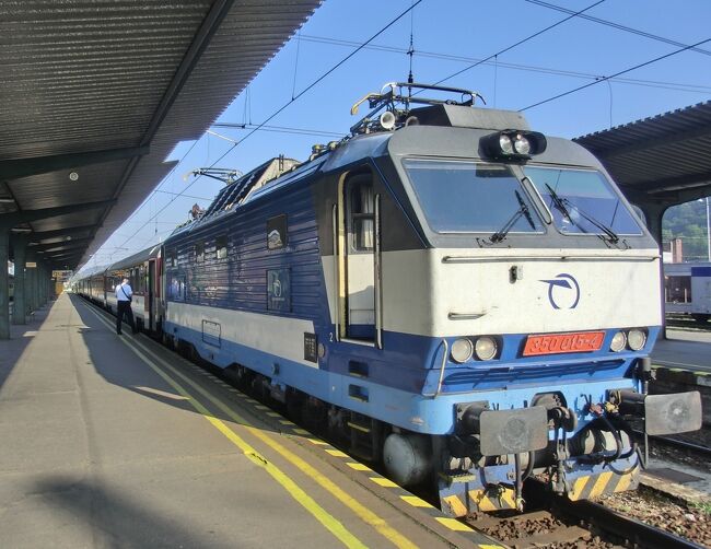 今年の夏は２年前から計画していた中欧鉄道の旅。当初はドイツのフランクフルトからハンガリー（ブダペスト）オーストリア（ウィーン）チェコ（プラハ）と周る予定でしたが、ドナウ川の高速船利用も加えてスロバキア（ブラチスラバ）の中欧４ヵ国とドイツ（ベルリン）を加えた鉄道の旅となりました。<br /><br />第７回はブラチスラバからオストラバまで鉄道の旅を紹介します。<br />最終目的地はチェコのプラハです。<br /><br />今回の鉄道利用は以下のとおりです。<br />ブタペストからウィーンまではオーストリアの誇るレールジェットに乗車。この列車はエコノミー・ファースト・ビジネスと3クラス制で、一番上のクラス　ビジネスクラスに乗車しました。<br /><br />ウィーンからブラチスラバまでは 鉄道の移動だけではつまらないのでTWIN CITYLINERというドナウ川高速船に変更。このクルーズ船は国際航路でありながら60分と短い時間でブラチスラバに到着します。船での移動も楽しい思い出になりました！<br /><br />ブラチスラバからはチェコの誇るSC（スーパーシティ）に乗車する為、ジリナ経由でオストラバからプラハまでSCに乗車しました。昔は同時刻（5時35分）出発でプラハに9時35分到着するSCがあったのですが、今はチェコ国内専用で運行しているようです。結局プラハ到着14時39分となりました。<br /><br />最後はプラハからベルリンまでEC176に乗車。プラハを出るとヴルタヴァ（モルダウ）側沿いを走る車窓の景色が素晴らしい路線でした。<br /><br />今回の世界遺産<br />ハンガリー<br />ドナウ河岸、ブダ城地区及びアンドラーシ通りを含むブダペスト　<br />（文化遺産）登録年：1987年 2002年<br /><br />オーストリア<br />ウィーン歴史地区（文化遺産）登録年：2001年<br />シェーンブルン宮殿と庭園群（文化遺産）登録年：1996年<br /><br />チェコ<br />プラハ歴史地区（文化遺産）登録年：1992年<br /><br />全日程<br />7月12日（土）<br />福岡空港からJAL001便で成田空港に移動<br />成田 10時30分発  JAL413便  ヘルシンキ 14時55分着<br />ヘルシンキ  AY755便　17時00分発  ブダペスト  18時20分着<br /><br />7月13日（日）　ブダペスト市内観光<br /><br />7月14日（月）<br />ブダペスト  13時10分発  レールジェット66　ウィーン  15時56分着<br /><br />7月15日（火）　 ウィーン市内観光<br /><br />7月16日（水）<br />ウィーン  13時00分発　TWIN CITY LINER（ドナウ川観光船）<br />ブラチィスラバ  13時59分着　ブラチィスラバ市内観光<br /><br />◎7月17日（木）　　<br />ブラチィスラバ  5時33分発　EC150  ジリナ　7時44分着<br />ジリナ　8時21分発　EC105　オストラヴァ　10時15分着　<br />オストラヴァ  11時27分発SC（スーパーシティ）510                          プラハ  14時39分着<br /><br />7月18日（金）　プラハ市内観光<br /><br />7月19日（土）<br />プラハ  8時29分発　EC176　ベルリン  13時15分着<br />ベルリン市内観光<br /><br />7月20日（日）<br />ベルリン  17時15分発  AB（エアベルリン）6567便<br />フランクフルト  18時40分着<br />フランクフルト  19時30分発  JAL408便　<br /><br />7月21日（月）<br />JAL408便　成田空港　15時25着<br />羽田空港  18時30分発  JAL329便　福岡空港  21時15分着<br /><br />写真はブラチスラ発コシツェ行きIC501列車