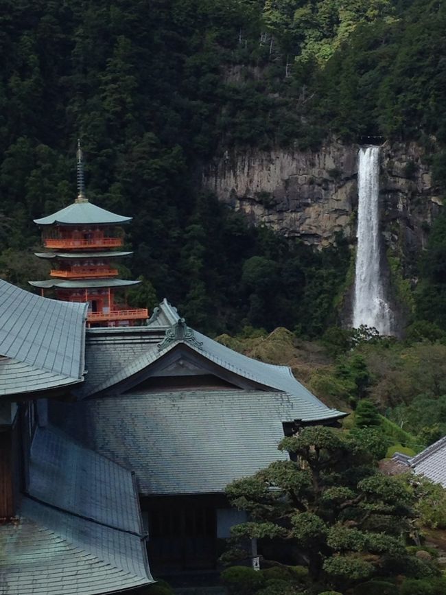 四国旅行の一日目。四国へ向かう道すがら、フェリーで徳島に渡る前に那智、熊野に寄り道。<br /><br />でかい物、古いもの好きの私にとっては大満足の迫力、存在感でした。