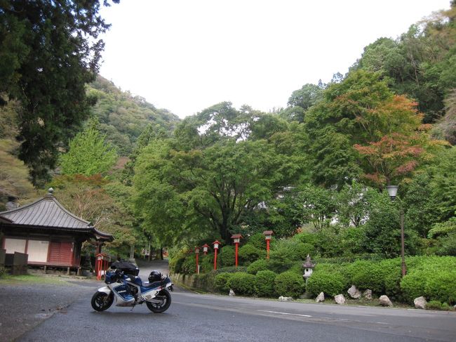 三連休が仕事だったので、今日はお休みってことで、栃木県鹿沼市、日光市足尾町を経由して、群馬県みどり市、桐生市の紅葉の様子を、グルッと一周のバイク一人旅してきました。<br />台風一過の晴天、早い時間に台風が通過したため<br />ヨシっ！どこか行ってこよう！紅葉はどうかな？<br />って思いついタラ即行動。<br />今日の目標は<br />①栃木県群馬県の紅葉具合を確認<br />②ちょうどお昼にご当地グルメを食する<br />そして<br />③ママに内緒なので無事に帰って、夕食を作ってママの帰りを待つ<br />ということで、AM9:00にlet&#39;s go！<br /><br />まずは、栃木県鹿沼市の西部に位置する出流山へ。<br />ここは、満願寺でも有名ですが、参道に蕎麦屋が十数件並んでいるので、特に有名な場所です。<br />先日付けたナビゲーションにセットしたら、佐野市からの遠回りを指示。<br />まあ、ツーリングですから、遠回りも一つの楽しいですよね。<br />