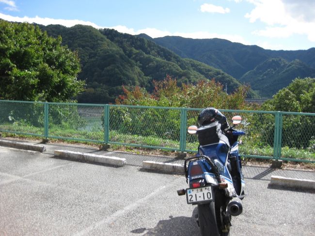 三連休が仕事だったので、今日はお休みってことで、栃木県鹿沼市、日光市足尾町を経由して、群馬県みどり市、桐生市の紅葉の様子を、グルッと一周のバイク一人旅してきました。<br />台風一過の晴天、早い時間に台風が通過したため<br />ヨシっ！どこか行ってこよう！紅葉はどうかな？<br />って思いついタラ即行動。<br />今日の目標は<br />①栃木県群馬県の紅葉具合を確認<br />②ちょうどお昼にご当地グルメを食する<br />そして<br />③ママに内緒なので無事に帰って、夕食を作ってママの帰りを待つ<br />ということで、AM9:00にlet&#39;s go！<br /><br />第二弾<br />足尾銅山から南下<br />桐生の122号線沿い、草木ダム、渡良瀬渓谷鉄道を訪れましたが、紅葉はまだまだですね。<br />11月上旬かな？<br />