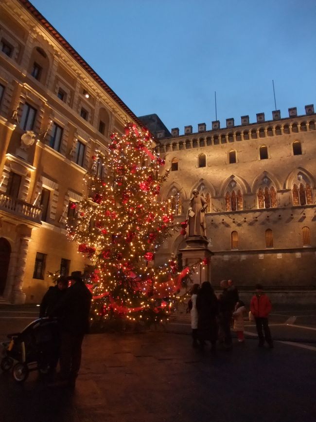 放ったらかしにしていた　2008年末から2009年始の　イタリア旅行を振り返ります。<br /><br />2008年12月30日、アリタリアで　ローマへ。<br /><br />12/30　ローマ泊<br /><br />12/31　フィレンツェ泊　<br /><br />1/1　　シエナ日帰り　フィレンツェ泊<br /><br />1/2　　 フィレンツェ泊<br /><br />1/3　　ローマ泊 の５泊７日　<br /><br />元日。フィレンツェから列車でシエナに来ました。<br />観光客でにぎわう　シエナの街歩きです。