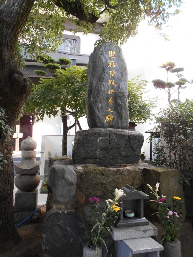 黒田如水父子を祀った光雲神社にほど近い福岡城を臨む地に建つ照福山・顕光院・圓應寺（えんのうじ）は黒田如水（くろだ・じょすい、１５４６～１６０４）室である光（てる、１５５３～１６２７）の方開基による寺院です。<br /><br />慶長５年（１６００）９月、黒田如水・長政父子の関ヶ原の戦いの軍功により、黒田家は家康より豊前中津１２万５千石から一挙に筑前一国５２万３千石の知行を受けて大大名となります。<br /><br />その後筑前名島城（なじまじょう）を経て福岡城を築城、慶長７年（１６０２）４月、黒田如水の室・阿弥陀信仰者の照福院殿（光の方）は自ら福岡に一寺を開基し黒田家の菩提寺とします。<br /><br />当寺院のパンフレットによれば照福院殿は長男長政（ながまさ、１５６８～１６２３）が治める福岡城と二男熊之助（くまのすけ、１５８２～１５９７）が亡くなった玄界灘が良く見渡せる福岡城大手門に創建しますが子を想う母親の気持ちがよく表れています。<br /><br />開山は当該寺ホームページによれば天蓮社真誉見道上人で武門の名門赤松氏の流れで播磨国出身の黒田如水と同郷で、かつては如水の家臣の一人であったと伝えられています。<br /><br />同上人は如水の父職隆（もとたか，１５２４～１５８５）を祀る心光寺においては住職を務め播磨における黒田家菩提寺に深い縁を持つ僧侶で、その後如水が播磨から豊前中津転封にも黒田一族に同道し中津円応寺を開山して黒田家菩提寺とします。<br /><br />その他唐津教安寺・小倉円応寺を開山し、福岡圓應寺の開山に際して小倉から招請を受けその役割を果たし慶長１７年（１６１２）当寺で入没します。<br /><br /><br /><br />２０２３年１０月３日追記<br /><br />現地で入手の二つ折りのパッフレットには下記の通り紹介されています。<br /><br />『「圓應寺代々略伝」によれば最愛の夫官兵衛如水が亡くなり光姫は出家して照福院殿となり、先祖、敵味方の区別なく御霊の追善供養に益々励まれ、一族、福岡藩有縁無縁の繁栄を祈願していたようです。<br /><br />照福院殿が亡くなり、圓應寺は福岡を見守り照らすという夫人の思いを忘れることのないよう「照福山」を追号して「照福山顕光院圓應寺」と称しました。<br /><br />また、黒田二十四騎、野口佐助一成、桐山丹波守、久野四兵衛重勝、小河伝右衛門信章、その他、生田木屋（昆陽）之助などの黒田家家臣の菩提寺でもあります。<br /><br />大手門前から海岸までの広大な寺領を持つ屈指の威容を誇る名刹、筑前国の中本山触頭として知られていましたが、照福院殿の墓碑、遺髪はもとより如水公をはじめとする黒田家由縁の墓碑は福岡大空襲で瓦礫となりました。昭和５５年に照福院殿の墓碑は再建されました。現在、今様黒田節を作詞した国学者二川相近の墓があります。<br /><br />空襲から難を逃れ、最澄作「大黒天像」、空海作「弁財天像」が現存しています。福岡大空襲の実子地区戦災者を葬る無縁仏地蔵尊もあります。』<br />