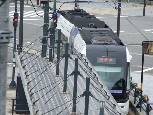 富山市は、全車両を最新式低床式の型で導入したことで一躍有名になりました。今は市内環状線も新型車両になったようです。五年前は旧型の車両が走っていました。もうすぐ北陸新幹線も開通しますね。