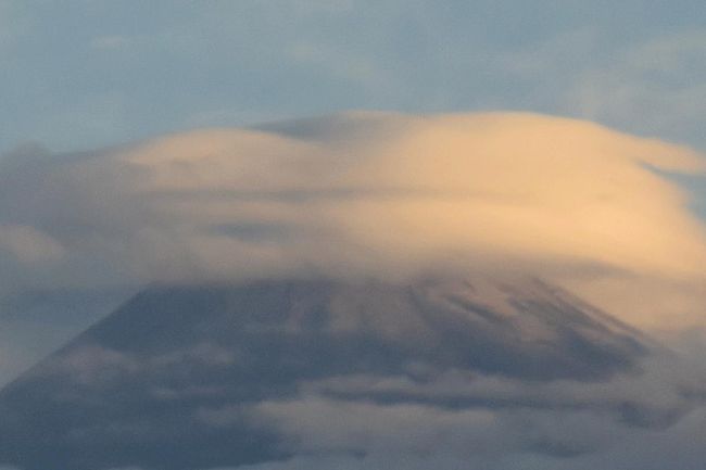 朝の散歩で、富士山に雪が…。<br />「今年の初冠雪！」と一人うかれていました。<br />散歩から帰ってTVを見ていても何も…。おかしいな、違ったのかな。<br /><br />=訂正とお詫び=<br />16日朝のNHK7時のニュースで16日の朝、気象庁が初冠雪を確認したと放送していました。<br /><br />静岡のTV局でも昨日冠雪したのを確認していたようです。<br /><br />富士山の定義で、富士山の初冠雪は甲府の気象台から観測したものが正式な発表となるそうで、たとえ、御殿場や山中湖から見えていても、甲府の気象台から見えないとダメだそうです。<br />だから、甲府方面に雲が多かったりして見えなかったら、いくら雪が積もっていても初冠雪とはならないらしいです。