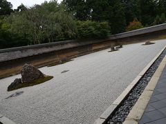 京都　　もみじ葉の岩に一枚龍安寺