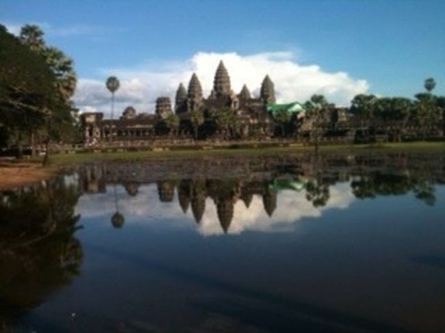 アンコールワットはカンボジアの宝物です。<br /><br />１２世紀に建てられました。<br />１１１３年〜１１５２年の間建築されました。<br /><br />アンコールワット遺跡は全部 東向きに建てられていますが、アンコールワットだけは西向きに建てられています。東は生まれる、西は死・・・という輪廻転生を表しています。<br /><br />東西1.5キロ 南北1.3キロ<br />中央塔は６５メートルもあります。<br /><br />お堀は約２００メートルです。<br /><br />参道は２つ、入り口から第一回廊まで５５０メートルくらい。<br /><br />昔は両方にナーガの欄干が続いていましたが、今はところどころ崩れています。<br />１、２メートル残っているところは修復された跡です。<br /><br />アンコールワットは真正面から見ると、３塔しか見えません。<br />側面から５塔が見えます。<br /><br />真正面からは５つの門があります。<br /><br />大体修復が終わりました。<br /><br />一番ベストポイントは裏参道の近くで、池の中にアンコールワットが写る逆さアンコールワットで記念撮影をする人が多いです。朝日もそこがベストポイントです。