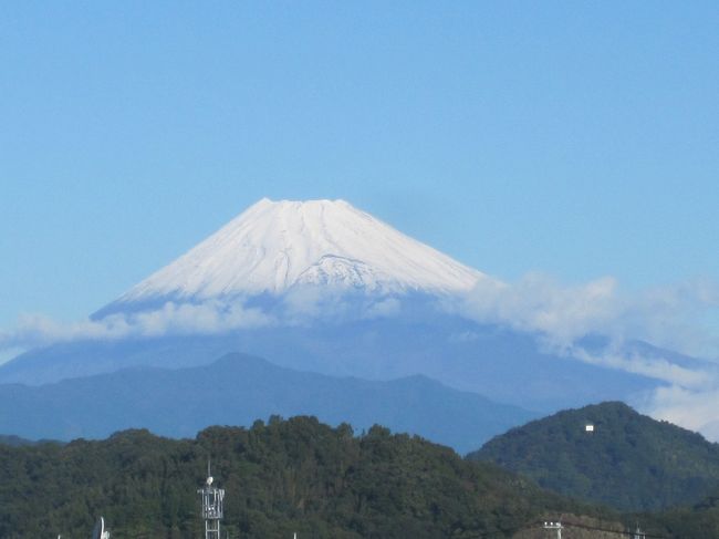 本日（１０月１６日）、富士山が初冠雪でした。<br /><br />昨日からの雨が富士山では雪だったようで、早朝雲の間から白くなった富士山が顔を出してくれました。<br />暫くして、雲が静かに移動してくれて全景を現してくれました。<br /><br />富士山には雪がお似合いで、これからの富士山の姿が楽しみになってきました。<br />