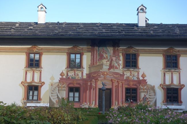 アルプスの山々に抱かれ、フレスコ画が描かれた壁画の家がたくさんある村。そして木彫りの村としても知られているオーバーアマガウは南ドイツのバイエルン州にある小さな村です。<br /><br />１６３２年ペストがドイツで猛威をふるうなか、オーバーアマガウでは被害が奇跡的に少なく、その感謝をこめて１６３４年以来「キリスト受難劇」を１０年に１度村をあげて行ってきたことでも有名です。<br /><br />ＧＷのスイスではお花が少なくて少しがっかりしましたが、オーバーアマガウでは花が飾られた家をたくさん見ることができました。<br /><br />旅程<br /><br />１０月　９日（木）　成田→ヘルシンキ乗継→ミュンヘン→ガルミッシュ・パルテンキルヒェン（泊）<br />１０月１０日（金）　オーバーアマガウ→ミッテンヴァルト→インスブルック（泊）<br />１０月１１日（土）　インスブルック（泊）<br />１０月１２日（日）　インスブルック→フランクフルト乗継→<br />１０月１３日（月）　成田