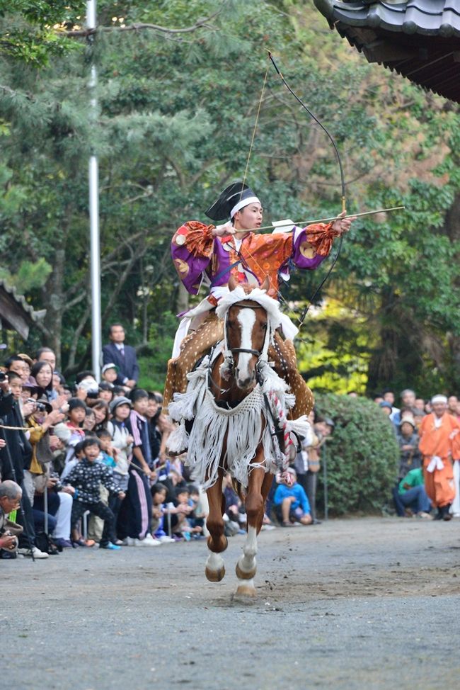 　ケベス祭の翌日は流鏑馬です。<br />　毎年10月15日に、ケベス祭の岩倉社から約４ｋｍ離れた伊美別宮社で流鏑馬が行われます。<br />　氏子代表が馬を走らせながら６本の矢を放ち、五穀豊穣や参拝客の無病息災を祈るものです。