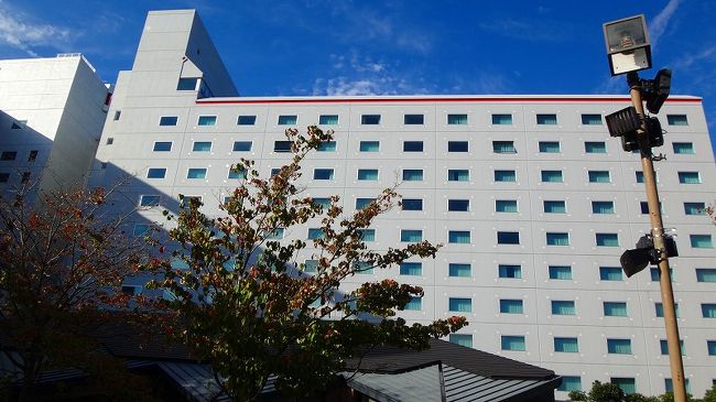成田空港の集合時刻は、10月3日11時50分でした。<br /><br />当日、空港へ行けることが出来ましたが、4トラベルのポイントで得たJALのマイレージを金券にしたものがあったので、ゆっくりと空港近くに滞在することにしました。<br /><br />宿泊は朝食付きのプランで、駐車場は14日間無料になっており、ちょうど帰国日まで停めておくことが出来ました。<br />夕食は、成田空港へシャトルバスを使って行くつもりでしたが、一度チェック・イン後シャワーを使った後では、靴を履くのが面倒になり、館内のコンビニで軽い夕食としました。<br /><br />写真は、ホテルの建物。