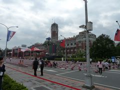 慶祝式典でにぎわう台北市内