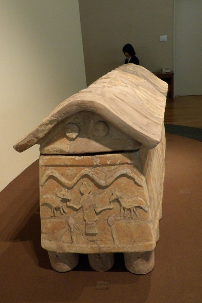 上野にある東京国立博物館(東博)の平成館1階にある考古展示室には旧石器時代からの考古品が多く展示されている。考古展示室は常設展示であるので、それほど展示替えがある訳でもないが、入口のガラスケースの中の展示物は、本館などでテーマのある展示に借り出されると代わりの考古品が展示される。他には、土偶はこれまでは殆どが撮影可であったのだが、最近になって、展示棚の中央に「写真撮影はご遠慮下さい。」の表示が出されるようになった。<br /> 東博に来れば必ず見て回るのが考古展示室であるが、今回は国宝展で法隆寺の玉虫厨子を見て、雲肘木の美しさと屋根の鴟尾(しび)は見せるために造られていると思い、1階の考古展示室で展示してある鴟尾を改めて眺めてみた。やはり、大型ではあるが意匠を凝らしてあり、美しく見えるように工夫されている。<br /> また、豊臣大名の前田家屋敷から出土した金箔瓦もこれまでは気が付かないものであった。あるいは、陶棺にも前と後ろがあり、模様がある方が頭なのだろう。<br /> なお、現在、平成館はリニューアルのため休館中(2014年12月8日(月)〜2015年6月)である。ただし、2階 特別展示室は2015年4月28日(火)の特別展「鳥獣戯画 京都高山寺の至宝」からオープンする予定である。<br /> 考古展示室は12月9日から本館に移った。まだ見てはいないのだが、展示規模が縮小されているはずだ。どのようなものが展示されているのか気になるところだ。<br />(表紙写真は陶棺)