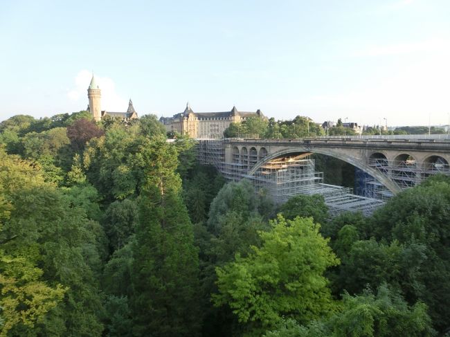 ルクセンブルク大公国は東にドイツ、西にベルギー、南にフランスと接しており、面積は日本の神奈川県と同じくらい小さい。人口も50万人ほどしかない。そんな小国がいかに独立を守り、繁栄していくのか?ルクセンブルクは1人当たりのGDP(米ドル、2013年)世界ランキングが堂々の1位(約11.2万ドル)で、日本は24位の約3.8万ドルである。このカラクリは極度に金融に特化したルクセンブルクの国策がある。ルクセンブルクはヨーロッパの内陸国でEUにも加盟した先進国にも関わらず、タックスヘイブン(非課税地域)にしている。カリブ海の孤島「グランドケイマン」と同じ金融政策である。それ故、世界の巨大金融機関が(税金逃れのため)ルクセンブルクに集まり、雇用が生まれ、国民は豊かになる。一方では、旧市街に古い歴史の街並みが残り世界遺産にも登録されている。そんな不思議な小国をじっくり歩いて観察してみよう。私のホームページに旅行記多数あり。『第二の人生を豊かに』http://www.e-funahashi.jp/(新刊『夢の豪華客船クルーズの旅ー大衆レジャーとなった世界の船旅ー』案内あり)