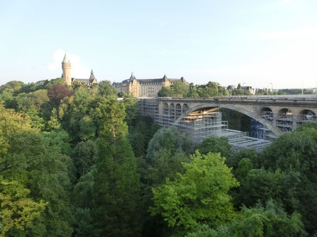 ルクセンブルク大公国は東にドイツ、西にベルギー、南にフランスと接しており、面積は日本の神奈川県と同じくらい小さい。人口も50万人ほどしかない。そんな小国がいかに独立を守り、繁栄していくのか？<br />ルクセンブルクは１人当たりのGDP（米ドル、2013年）世界ランキングが堂々の１位（約11.2万ドル）で、日本は24位の約3.8万ドルである。<br />このカラクリは極度に金融に特化したルクセンブルクの国策がある。<br />ルクセンブルクはヨーロッパの内陸国でEUにも加盟した先進国にも関わらず、タックスヘイブン（非課税地域）にしている。カリブ海の孤島「グランドケイマン」と同じ金融政策である。それ故、世界の巨大金融機関が（税金逃れのため）ルクセンブルクに集まり、雇用が生まれ、国民は豊かになる。一方では、旧市街に古い歴史の街並みが残り世界遺産にも登録されている。<br />そんな不思議な小国をじっくり歩いて観察してみよう。<br /><br />私のホームページに旅行記多数あり。<br />『第二の人生を豊かに』<br />http://www.e-funahashi.jp/<br />（新刊『夢の豪華客船クルーズの旅<br />ー大衆レジャーとなった世界の船旅ー』案内あり）<br />