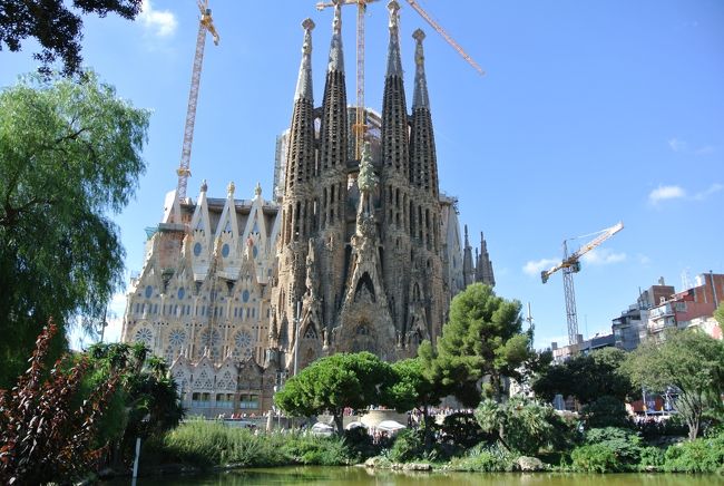 3連休に有給休暇をつけてスペインのバルセロナとマドリッドに行ってきました。<br />バルセロナはとても天気が良くて暑いくらいでした。<br />こちらの旅行記ではバルセロナの観光と食事をご紹介します。
