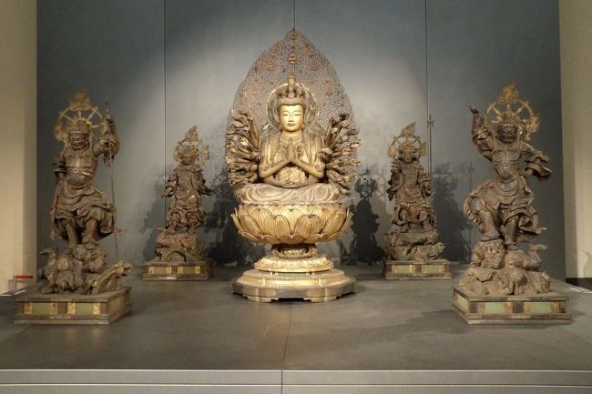 　上野にある東京国立博物館（東博）の本館の仏像展示は鎌倉時代（http://4travel.jp/travelogue/10903788）から奈良・平安時代の仏像に展示替えされていた。しかし、「親と子のギャラリー　仏像のみかた 奈良・平安時代編展」ということではなく、「仏教の興隆―奈良・平安」展ということだ。<br />　東博で展示される仏像は撮影禁止が一番多いように思う。信仰上のことなどもあるからだろう。また、個人の収蔵品や預託品は撮影禁止になっている場合が原則のようだ。しかし、今回は2体くらいとそれが少ない。東博の収蔵品が多いのだろう。どうしても写真に収められなかった仏像の印象は薄れ易く、忘れられてしまう。<br />　今回は、特別展「日本の国宝展」にも国宝の仏像が何体か展示されており、多くの仏像を拝むことができた。<br />（表紙写真は千手観音坐像と四天王像）