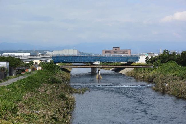 今までも何回か来ている建設中の道路の見学をしてきました。<br />前回来たときにあった潤井川の南側のクレーンが無くなっていました。<br /><br />&lt;今までの見学旅行記をまとめてみました&gt;<br />・散歩していたら大きなクレーンが… 2014.05.24<br />http://4travel.jp/travelogue/10890454<br />・自転車でGO！ 2014.06.09 富士山見ながら…<br />http://4travel.jp/travelogue/10896276<br />・散歩と自転車で…！2014.06.17-19 =富士市内=<br />http://4travel.jp/travelogue/10899109<br />・自転車でGO！ 2014.07.02 =何となく清水までポタリング=<br />http://4travel.jp/travelogue/10903775<br />・自転車でGO！ 2014.07.28 =富士市内=<br />http://4travel.jp/travelogue/10911734<br />・久しぶりに富士山を見ながら散歩してきました 2014.07.29<br />http://4travel.jp/travelogue/10912056<br />・自転車でGO！ 2014.08.24 =富士市内=<br />http://4travel.jp/travelogue/10921870<br />・自転車でGO！2014.09.16 ～建設中の道路見学～<br />http://4travel.jp/travelogue/10930776<br />・自転車でGO！ 2014.09.23 =建設中の道路見学=<br />http://4travel.jp/travelogue/10933671<br /><br />★しずこくのHPのR139の富士改良のページです。<br />http://www.cbr.mlit.go.jp/shizukoku/torikumi/139fuji/