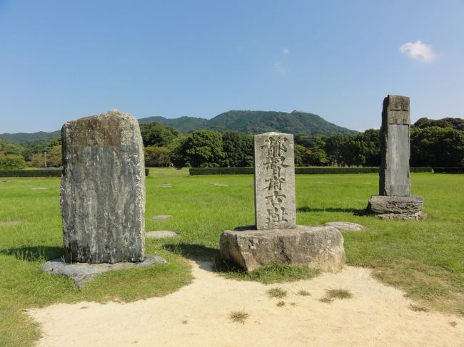 学問の神様として知られる菅原道真。朝廷から九州の最果ての地に左遷され、寂しい時を過ごしました。道真が過ごした太宰府は今では柱の跡が残るだけです。一方、道真を祭る天満宮には参拝する人が絶えず、いつも参道はにぎわっています。