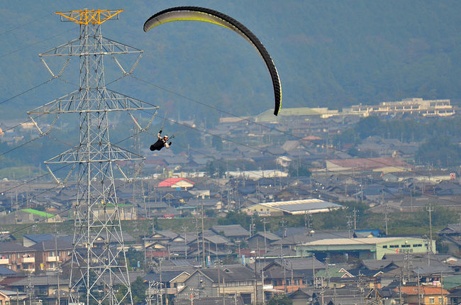 快晴の池田山の天空を舞う<br />2014パラグライディング日本選手権in池田山<br /><br />あいにくの天候により、競技はできたものの、<br />残念ながら日本選手権、Jリーグとも不成立で<br />大会は幕を閉じました。<br />明日は，台風で残念ながら大会が開けないので<br />テレビで知って<br />2年ぶり桜の時期に以来、久しぶりに茶畑と<br />今回の大会の様子を観に立ち寄りました・<br /><br />空を飛ぶスカイスポーツ/空の散歩<br />空を飛ぶことは、飛行機やヘリコプター、<br />熱気球などいろいろありますが、<br />その中で唯一自分の力で自分自身が空中に浮くことが出来るのが、<br />パラグライダー。<br /><br />見ていると気持ちよさそうで、とても優雅なのですけれど、<br />自然の気象条件により<br />参加者は危険と隣り合わせだけに真剣なのでしょうね。<br />