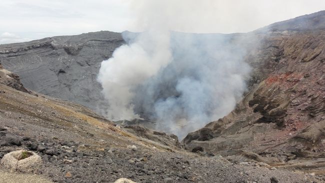 突然噴火した御嶽山の未曾有の被害は大変痛ましく、火山がいま、注目を集めています。あらためて日本は火山国であることが浮き彫りになりました。事故の２ヶ月半前、阿蘇を訪れ、火口周辺を歩きました。その時の印象と記憶を紹介します。今後、阿蘇を訪れる人たちに、何らかの参考になることを祈って。少しでも火山を知り、痛ましい犠牲を繰り返さないためにも。