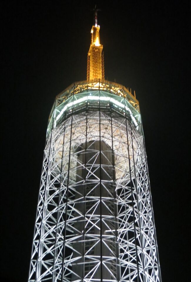 大連港の見学の後、餃子専門店で夕食をとり、一旦ホテルに戻りました。その後はオプショナル・ツアーで大連の夜景を観賞です。タワーの上からの眺望と、商店街、人民広場の散策でした。