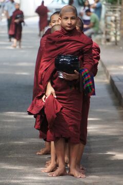 緬甸憧憬(6)　曼徳勒（マンダレー）のアムナプラのマハーガンダーヨン僧院の托鉢を見学し、マハムニ・パヤーの黄金仏に金箔を寄進する。