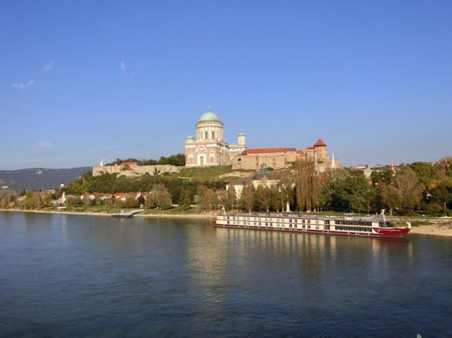 ハンガリーのエステルゴム大聖堂と<br />ドナウ川のセレナーデ号