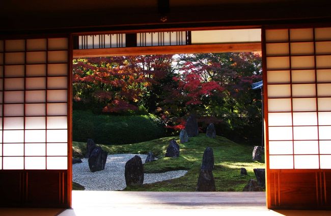 京都随一の紅葉のメッカ「東福寺」。<br />京都の紅葉ポスターにも使われ、当然、ＪＲ東海　そうだ京都行こう！のキャンペーン寺院にもなった東福寺。紅葉シーズンになるとこれでもか！と言わんばかりの人であふれかえり、通勤ラッシュの山手線状態が一日続く・・・<br /><br />とかなり紅葉見学に忍耐と体力が必要になってくる「東福寺」ですが、実は東福寺塔頭「光明院」、そして、周辺にある社寺には穴場紅葉スポットがいっぱい！<br /><br />以外と知られていない東福寺周辺の穴場紅葉スポットを求めて行ってきました。<br /><br />【あわせて読みたい記事】<br />京都の紅葉景勝地「東福寺」の穴場紅葉スポット！「光明院」で美しい庭と紅葉のコラボを堪能<br />http://guide.travel.co.jp/article/6181/<br /><br />京都「東福寺」周辺のおススメ紅葉スポット！「泉桶寺」「今熊野観音寺」<br />http://guide.travel.co.jp/article/6182/