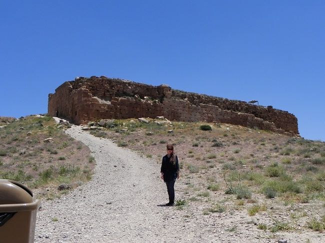 キュロス2世の墓から近くに見える建物があります。<br />そこは断崖絶壁ではありますが登れない事はなく女の私でも登り切りました。<br />その頂上から見上げる広大な景色<br />昔イランにイタリア人が攻め入ってきたそうです<br />その時にこの大地で戦ったそうです。<br />今では観光客用にか小さなテーブルと椅子（4人用）がまるでチャイでも飲むかのようにセッティングされています。<br />頂上からキュロス2世の墓とパサールガード神殿跡地が一望できます。<br />