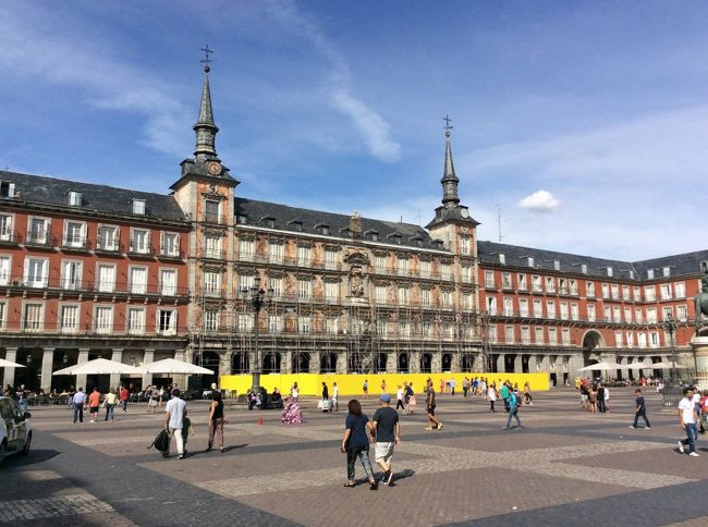 Puerta del Solに戻り、マヨール広場やアルムデナ大聖堂、王宮などの有名どころを訪問。 
