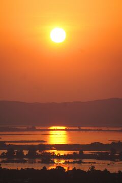 緬甸憧憬(7)　曼徳勒（マンダレー）シュエナンドー寺院とマンダレーヒルから夕陽を眺め、再びの伝統的パペット劇を楽しむ。