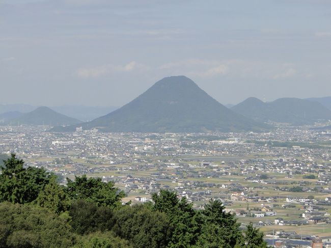 徳島空港から四国入。香川県金刀比羅宮。愛媛県奥道後温泉泊。内子の街を歩く。高知県四万十川で船に乗り足摺岬泊。徳島県祖谷のかずら橋を渡り高松空港から帰宅。６８３マイルとバス１０００キロの旅