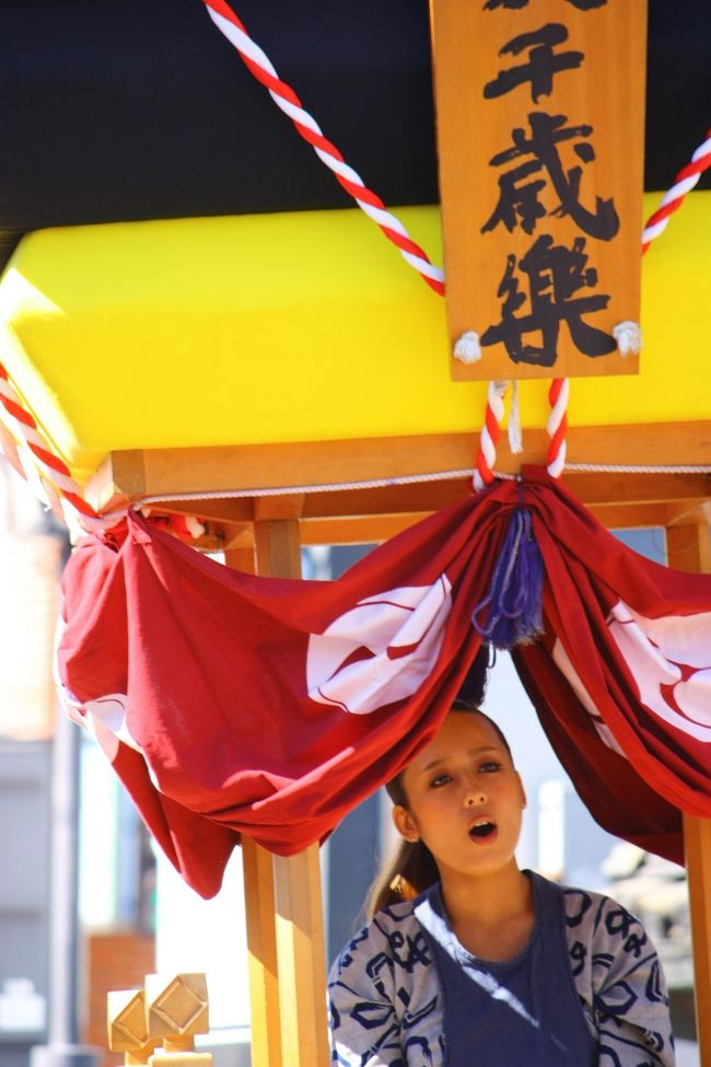 倉敷は阿智神社の例大祭、今年も１０月の第３日曜日盛大にじゃんじゃん開催！<br /><br />んー何だかパチンコ屋の新装開店みたいにも感じるがそれは置いといて…、<br /><br />これがまた祭り日和と言うのか、雲の欠片もねーピーカン天気、<br /><br />正に俺様の日頃の行いを神様が祝福してくれたんじゃねーの？！<br /><br />ふむふむ中々ツボを押さえちょると言うか、<br /><br />誰１人として絶対言ってくれねーんで言ったもん勝ちじゃん？！<br /><br />で…、岡山市民の俺が何でわざわざ倉敷くんだりまで秋祭りを見に出かけるかと言うと…、<br /><br />岡山の秋祭り…、地味臭い…、盛り上がらねー・・否、盛り下がってるしー、ついでに言うと、岡山市の神様に義理ねーし…、<br /><br />更には！秋祭りと並行して美観地区近辺の家々が自慢の屏風を飾って見せると言う…、<br /><br />自意識過剰じゃねーか？！って心の片隅でちらりと思ったりして…、何て悪い僕ちゃんペシペシ…、<br /><br />ま…、普段から賑わいを見せる美観地区が、５割増し位に盛りあがちゃうと言う秋の一大イベント！！<br /><br />ご隠居一行から、クラスの女子委員長まで強制参加で…、<br /><br />「来週から中間テスト、正にラストスパートのこの時期に・・・お前らエー加減にせんとど頭かち割るぞ！！あ…、クラス委員の私としたことがはしたない、ほほほほ、気分転換に最適ですわね！」<br /><br />と…、暗雲も立ち込めまくりの予感！！エイリアンＶＳプレデターならぬ、ＰｉａｎｏＶＳクラスの女子委員長の最終バトルまで見れちゃうと言う、イベント満載の今回の旅路！！見なくちゃ、ダメよ&#12316;ダメダメ！！<br /><br />