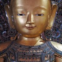 緬甸憧憬(11)　茵麗湖（インレー湖）インダー族の水上家屋で藕絲（ぐうし）のストールを買い、ガベチャウン僧院の仏像に魅了される。