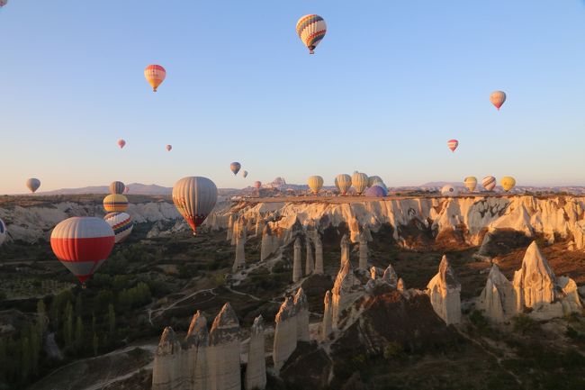 ANAの特典旅行でとったトルコ航空ビジネスクラスで8日間のトルコ旅行に行ってきました。<br />バイラム（イスラム教のお祭りで休日）にぶつかって予想外のトラブルもあったけど、暑くもなく寒くもなく、ちょうどいい気候でした。ヨーロッパでもない、アジアでもない、不思議な魅力のトルコ、また行きたいなぁ。<br />旅の最初は、カッパドキアです。<br /><br />＜旅程＞<br />1日目：TK051　成田11:55発 - イスタンブール18:00着<br />　　　 TK2018　イスタンブール20:50発- カイセリ22:15着　カッパドキア泊<br />2日目：カッパドキア1日プライベートツアー　　　　　　　　 カッパドキア泊<br />3日目：早朝　気球ツアー<br />　　　TK2027　カイセリ11:55発 - イスタンブール13:25着<br />　　　TK2326　イスタンブール15:00発 - イズミール16:05着　セルチュク泊<br />4日目：エフェス、パムッカレ一日プライベートツアー<br />　　　イズミール　イスタンブール　イスタンブール泊<br />5日目：イスタンブール観光（新市街、アヤソフィア）　イスタンブール泊<br />6日目：イスタンブール観光（ブルーモスク、トプカプ宮殿、アジアサイド）　イスタンブール泊<br />7日目：イスタンブール観光（スーパー）　<br />　　　TK050（イスタンブール17:10発 - 成田10:25着(翌日)<br /><br />関連旅行記<br />・トルコ旅行記1：トルコ航空ビジネスクラス搭乗記　http://4travel.jp/travelogue/10944248<br />・トルコ旅行記3：バイランで半日クローズ！　でも、なんとか1日で楽しめたエフェス＆パムッカレ　http://4travel.jp/travelogue/10958476<br />・トルコ旅行記4：現地の連休で大混雑のイスタンブール前編　http://4travel.jp/travelogue/10958497<br />・トルコ旅行記5：現地の連休で大混雑のイスタンブール後編　http://4travel.jp/travelogue/10958545<br /><br /><br /><br /><br />