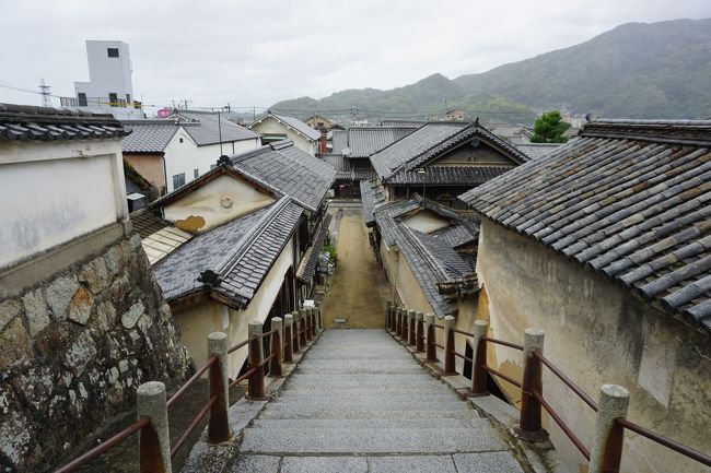 広島から東京に帰るのに、この日は大型台風が接近中。この日に限って、春秋航空というＬＣＣを予約していたのが大失敗。ＪＡＬやＡＮＡは台風の接近を見越して、前倒しで予約変更に応じていたのですが、一日二便しかない春秋航空は、午後の様子を見て決めるという硬直的な対応。しかし、それでは帰れっこありません。広島空港ではかなりしつこく交渉したのですが、結局、意は通じず。仕方がないので、転んでもただでは起きないぞという気持ちでまっさんの竹原に向かうことにしました。<br /><br />実は、広島空港から竹原って、すごく近いんですよ。エアポートリムジン 竹原線というマイクロバスがあって、料金は１０００円。所用時間は約３０分なんです。<br /><br />そして、広島市でもう一泊することになるのですが、竹原から広島市までは、かぐや姫号というバスがあって、これも便利なんですよね。このバスも、台風でかなり危なかったんですが、何んとか走ってくれて、この日は無駄にはなりませんでした。そういう意味では最悪の天候ではあったんですが、結果としてはまあまあの観光はできたかなあと思います。<br /><br />ちなみに、今年は、尾道、鞆の浦、竹原と広島の瀬戸内海側にある代表的な観光地を回り直すことになりました。それぞれに特徴はあるのですが、観光資源という意味では、尾道がナンバーワン。ざっくり言えば、その6割が鞆の浦で、そのまた半分が竹原といった感じかなあと思います。<br /><br />