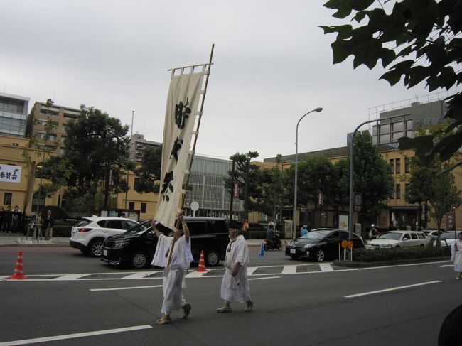 　葵祭、祇園祭とともに京都三大祭の一つとして知られている時代祭を見学に行ってきました。見学の途中から雨に降られて沿道には多くの見学者で傘の間からの撮影になりました。