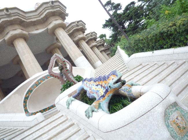 4日目は、再びバルセロナ観光です。<br /><br />・グエル公園<br />・カサ・ミラ<br />・カサ・バトリョ<br /><br />グエル公園は9:00予約なので、ホテルを8時に出発しました。<br /><br />行きはバイカルカ駅で下車。<br />出口が3つありましたが、一番右の出口を出て地上に出たまま真っ直ぐ歩きます。<br />途中でグエル公園の表札が出てくるので、その通りに行けば着きます。<br />わからなければ聞くべし!!<br /><br />今回の旅で感じたのは、スペイン人は親切です。<br />スペイン語会話本通りに、本を見ながら「○○はどこですか?」って、<br />つたないスペイン語でも、ちゃんと聞いてくれて答えてくれます。<br />もちろん回答のスペイン語なんてわかりませんよ!!<br />ただ行き方なんて、手であっちこっちってジェスチャーで教えてくれるじゃないですか!! <br />それで、またわからなくなったら聞けばいいんです。<br />ドンドン話しかけてみましょうよ。